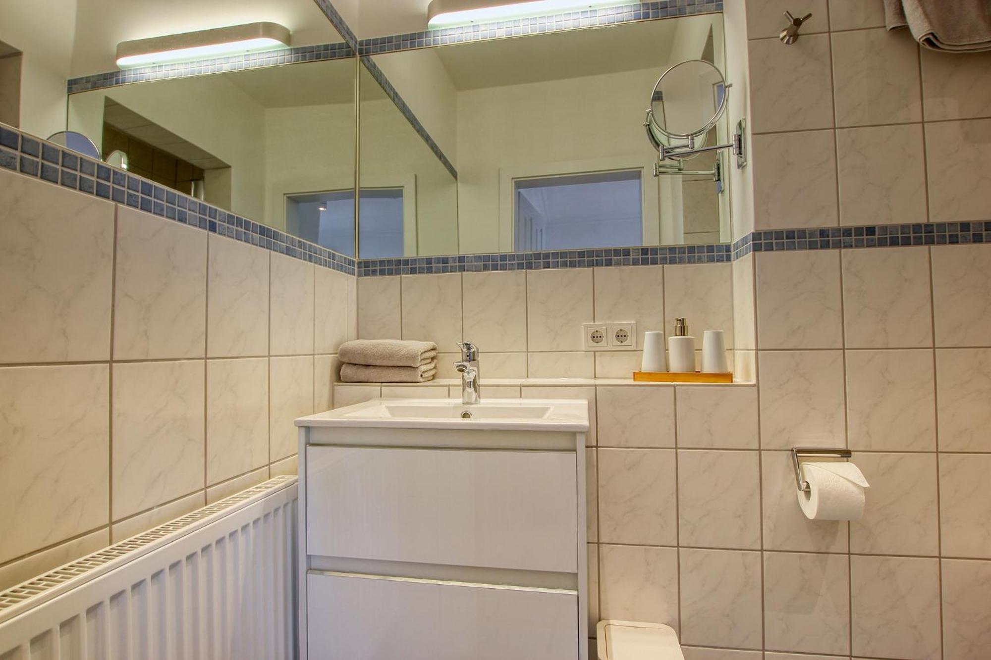 Landhaus Am Ufer - Wohnung 1 Хайлигенхафен Екстериор снимка